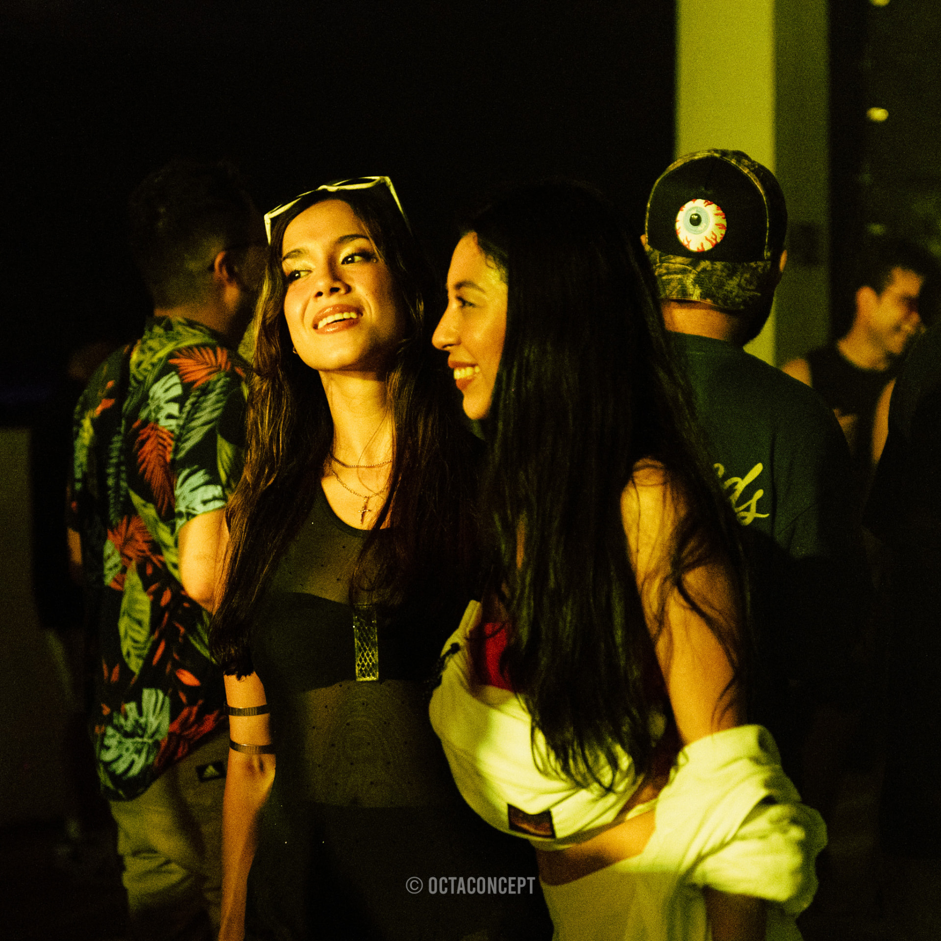 OCTA CONCEPT - Amigas disfrutando del evento