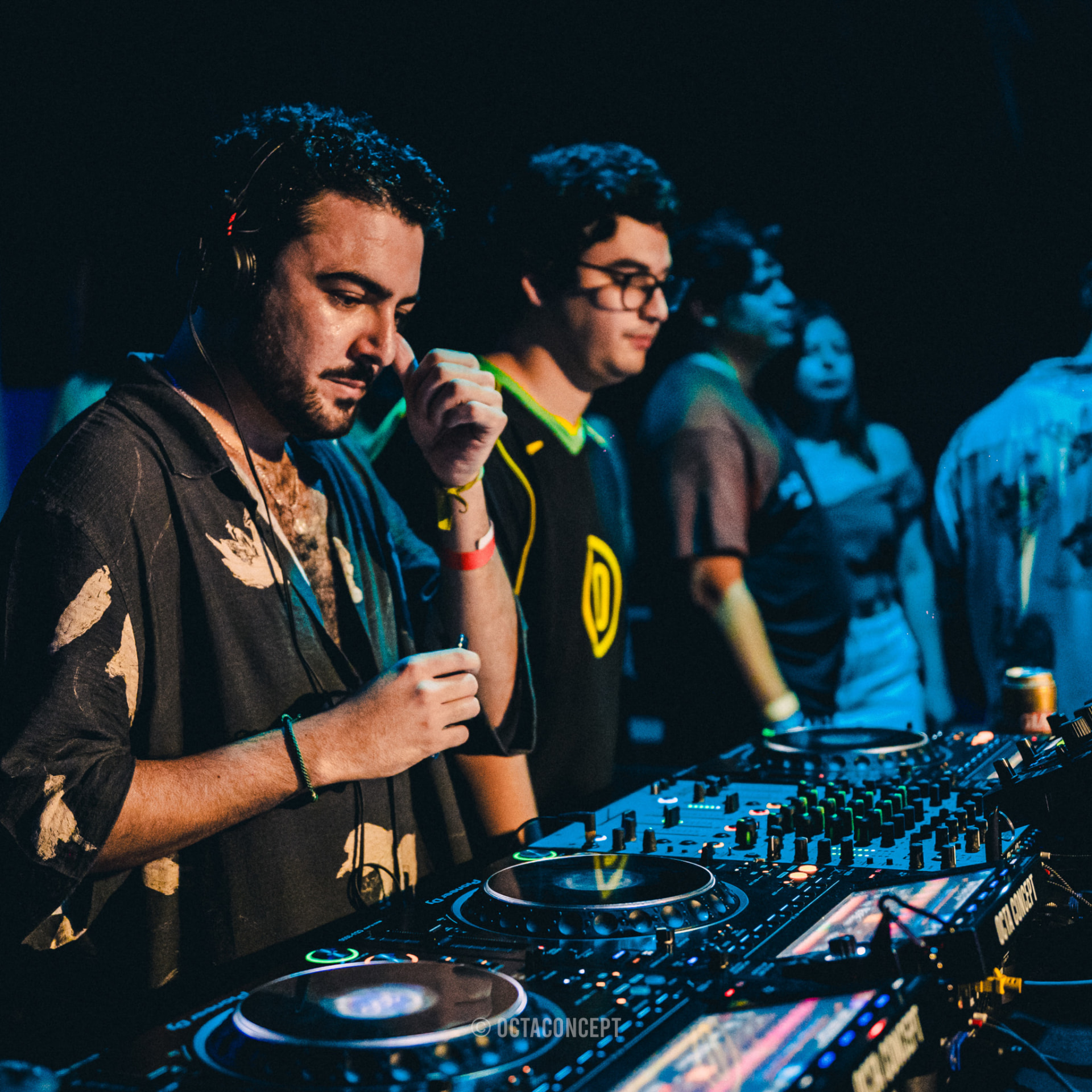 OCTA CONCEPT - DJ mezclando en cabina