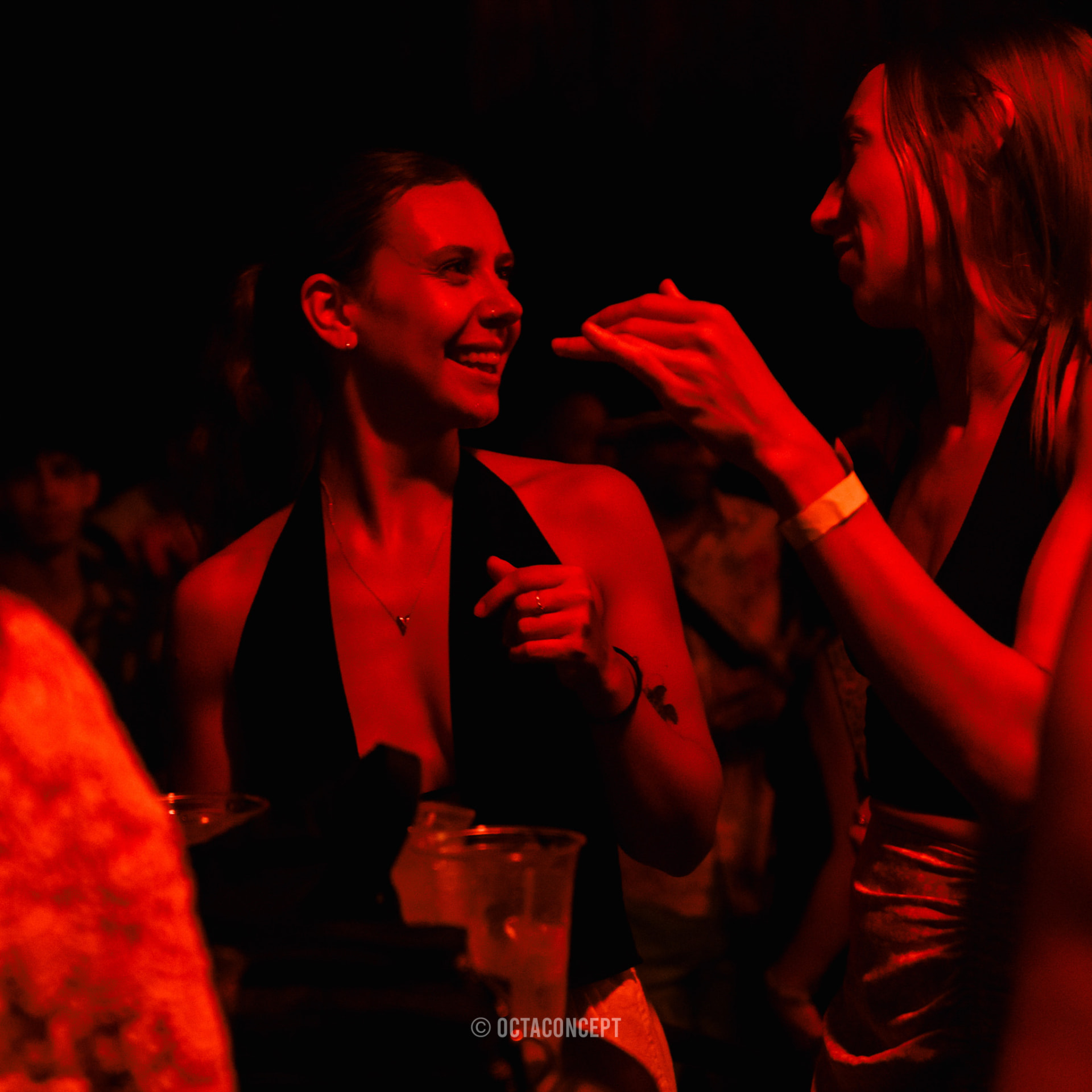 OCTA CONCEPT - Amigas disfrutando la noche